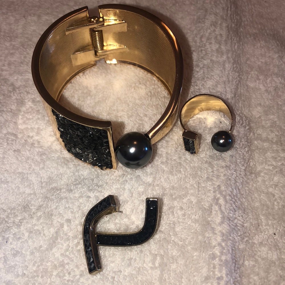 Bracelet, earrings and ring set in gold and black/gray stones